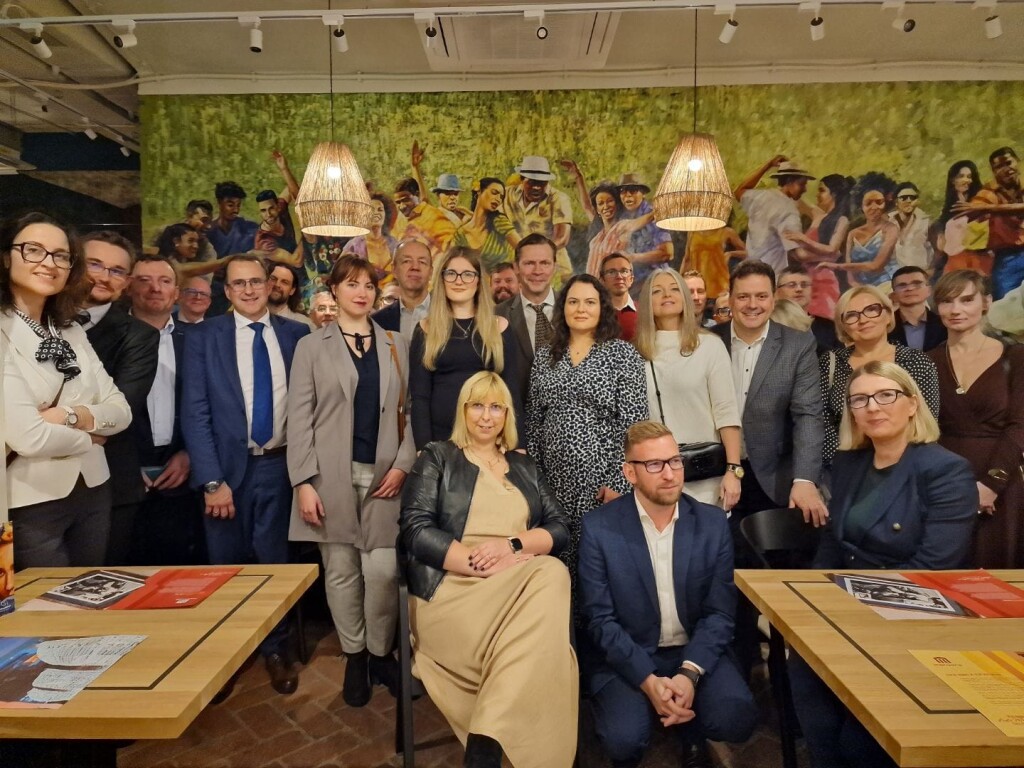 Fotografia grupowa przedstawiająca członków i gości nowego Klubu Ambasadora Kongresów w Łodzi